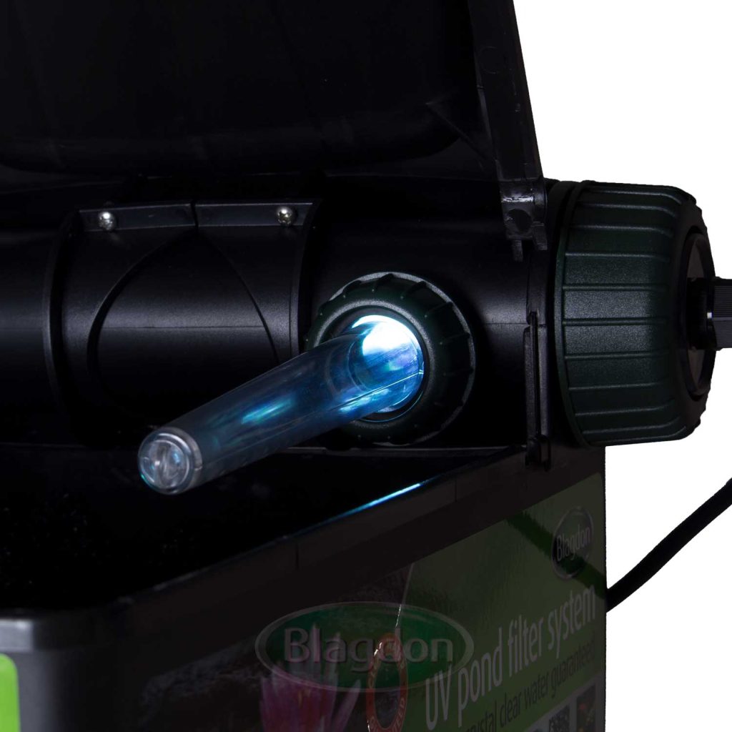 https://cdn.shopify.com/s/files/1/0963/5420/6079/files/blagdon_minipond_12000_gravity_fed_uv_pond_filter_6.jpg?v=1772681462